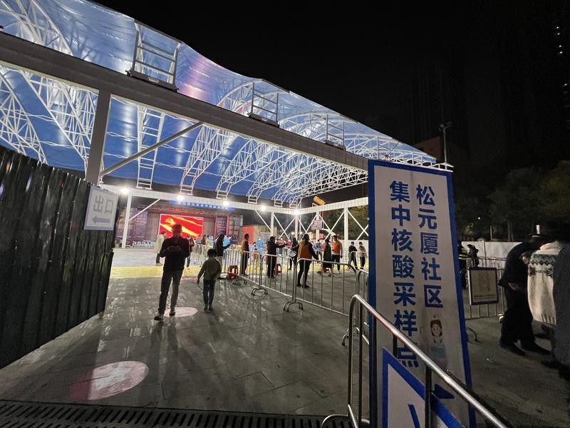 1.5分钟，核酸检测顶棚“变身”，居民直呼：操作太给力！