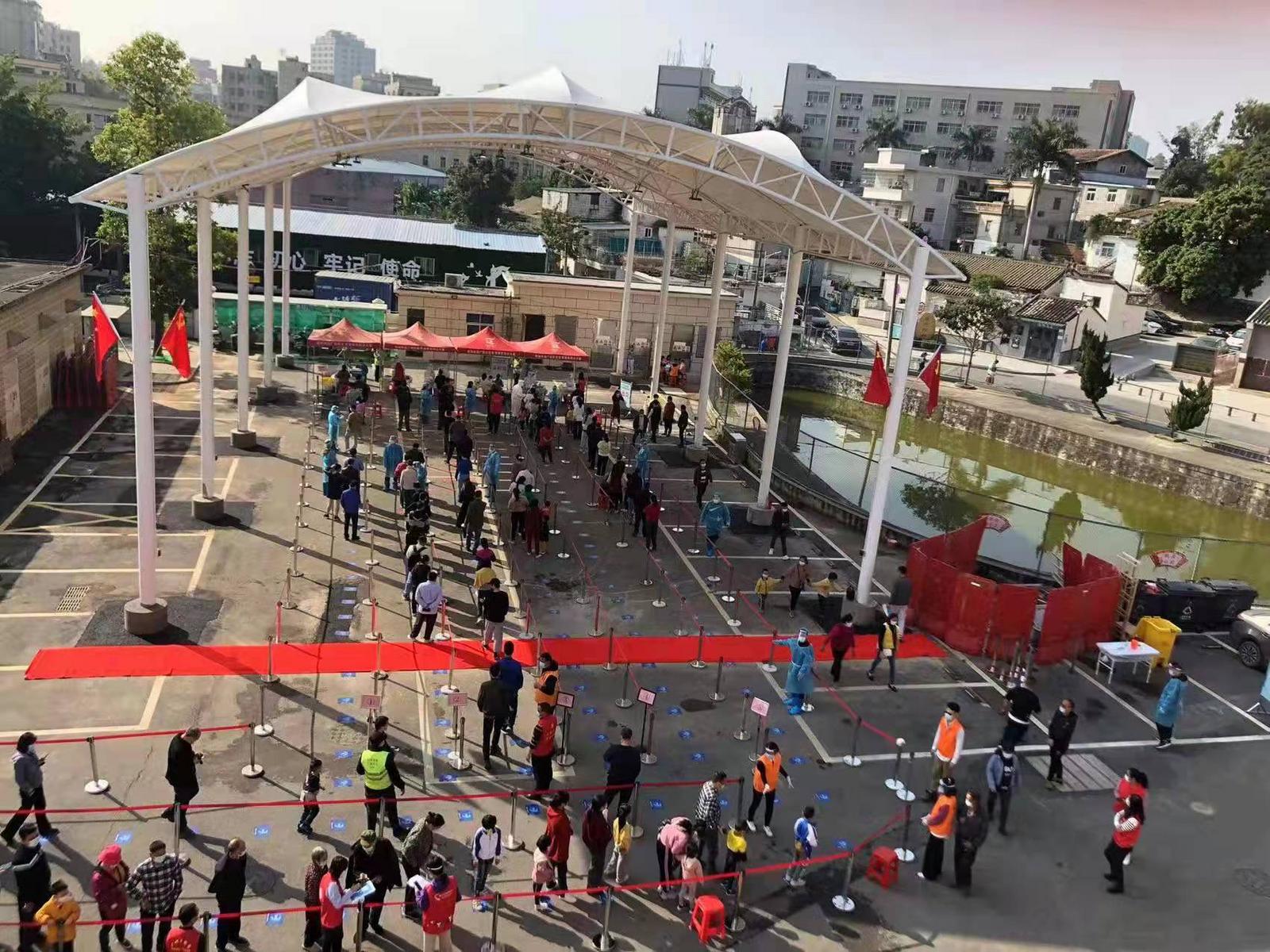 1.5分钟，核酸检测顶棚“变身”，居民直呼：操作太给力！