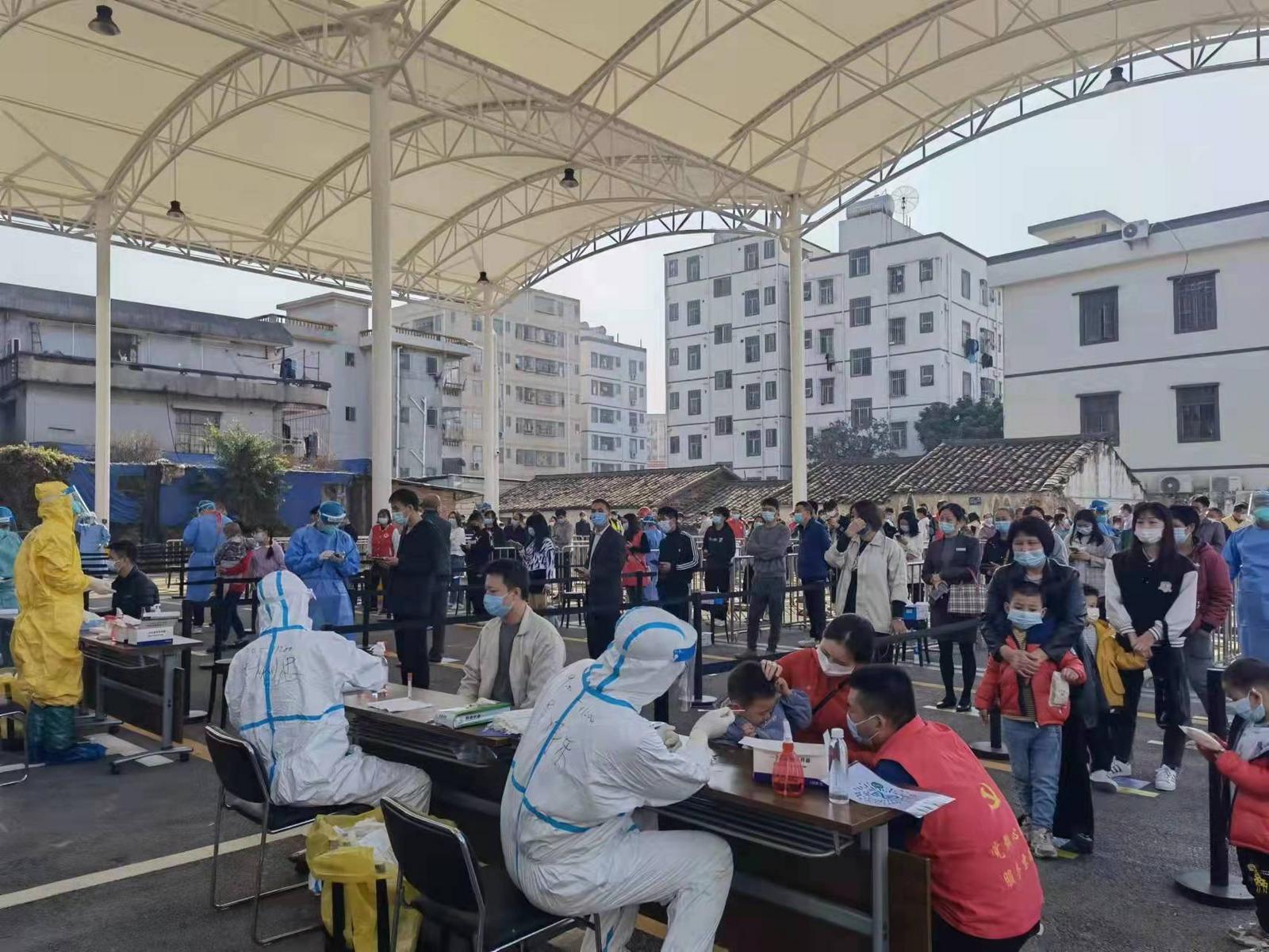 1.5分钟，核酸检测顶棚“变身”，居民直呼：操作太给力！