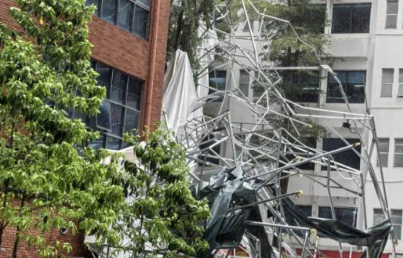 深圳龙华一雨棚因暴雨倒塌，街道办：已处置，无人员伤亡